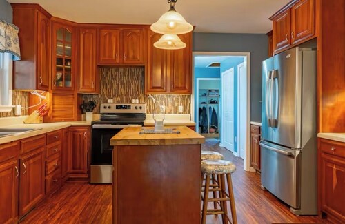 Must see 4/3 Family/Pet Friendly+Pool&hot tub