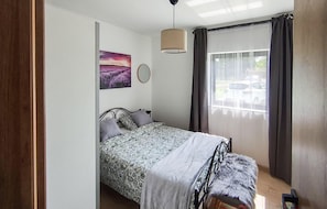 2 bedrooms, travel crib, free WiFi
