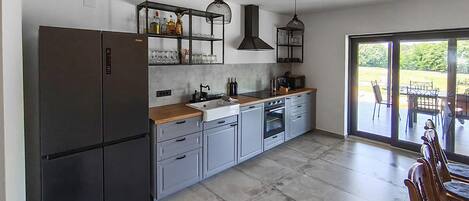 Fridge, oven, stovetop, dishwasher