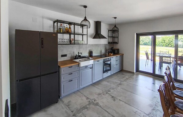 Fridge, oven, stovetop, dishwasher