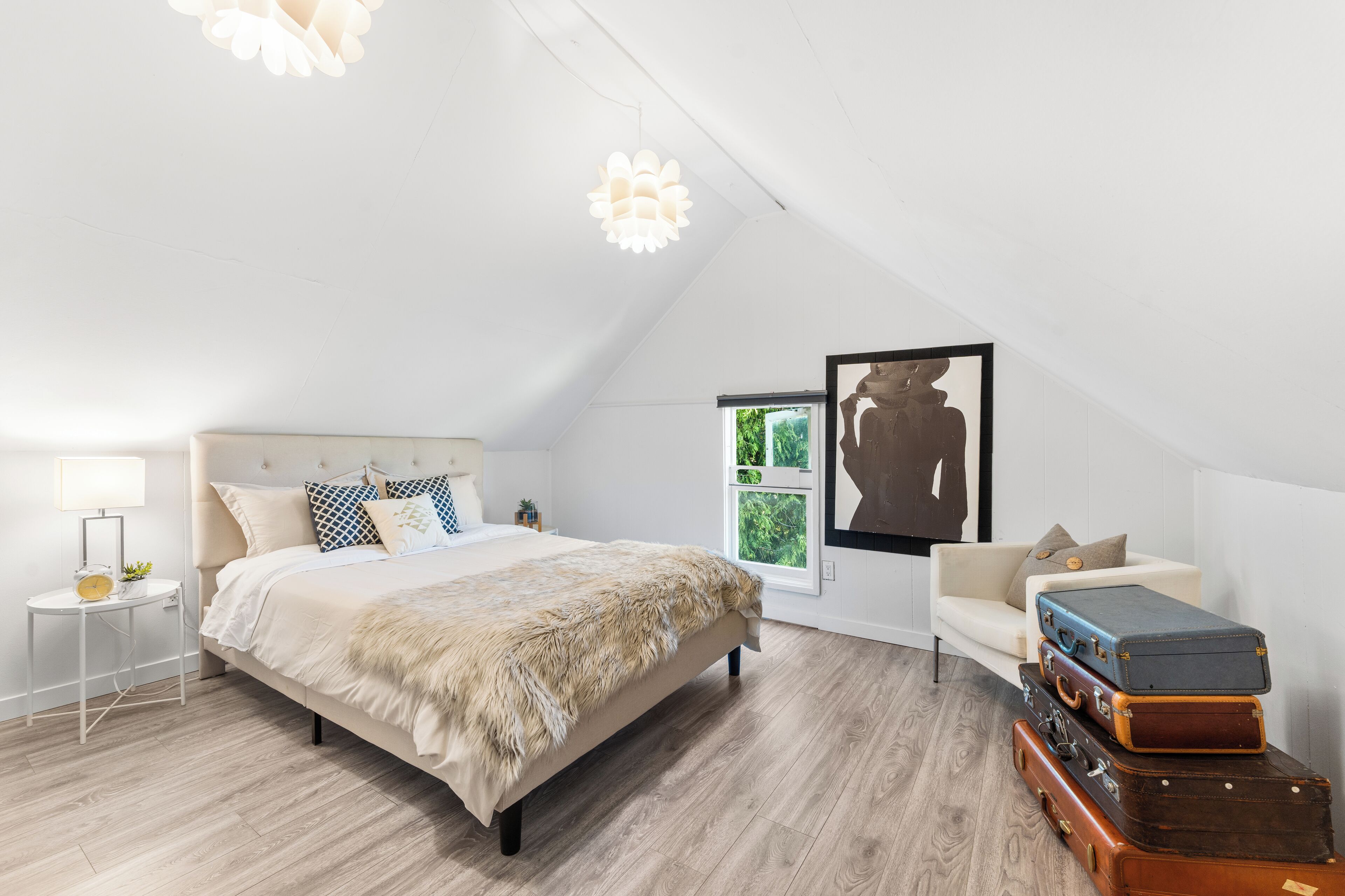 4 bedrooms, iron/ironing board, WiFi, bed sheets