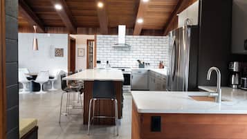 Microonde, forno, piano cottura, lavastoviglie