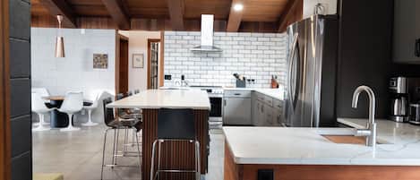 Micro-ondes, four, plaque de cuisson, lave-vaisselle