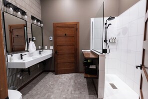 Bruser, hårtørrer, håndklæder, Sæbe