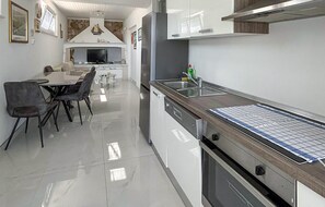 Fridge, oven, dishwasher, coffee/tea maker