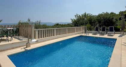 Pet friendly home in Bol