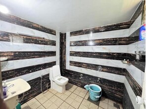 Regadera, toallas, jabón, papel de baño 