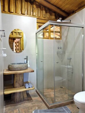 Douche, serviettes fournies, savon, papier toilette