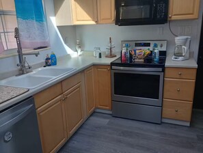 Mikrobølgeovn, ovn, kokeplater og oppvaskmaskin