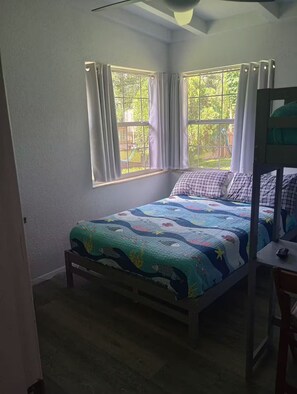 3 chambres, fer et planche à repasser, Wi-Fi, draps fournis