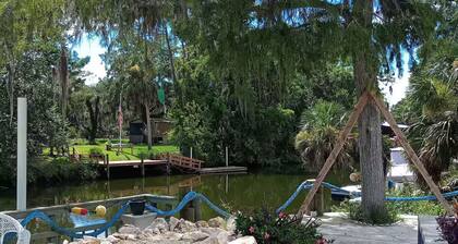 Charming house with boat dock in serene Inglis, riverfront deep water gulf acces
