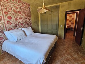 3 slaapkamers, een strijkplank/strijkijzer, reisbedje, wifi