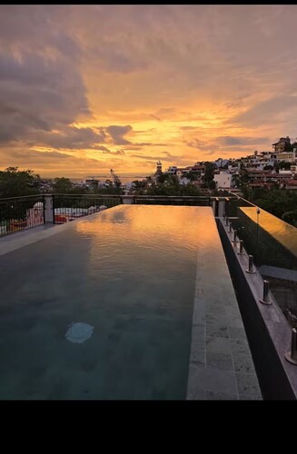 New studio Apt. in the coveted Zona Romantica with roof top pool