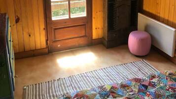 1 bedroom, bed sheets