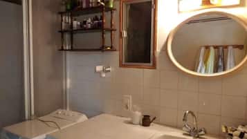 Bruser, hårtørrer, håndklæder, Sæbe