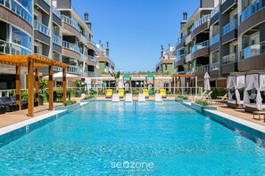 Una piscina al aire libre