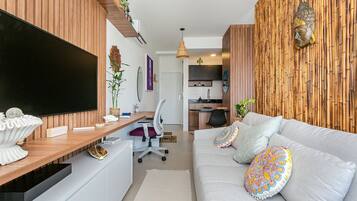 Basic Studio | Living area | TV