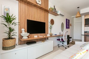 Basic Studio | Living area | TV