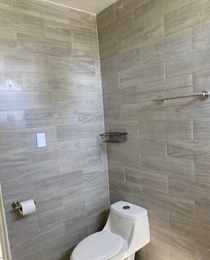 Douche, serviettes fournies, savon, papier de toilette