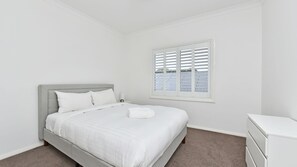 5 bedrooms, iron/ironing board, free WiFi, bed sheets