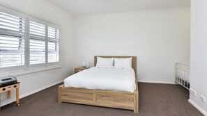 5 bedrooms, iron/ironing board, free WiFi, bed sheets