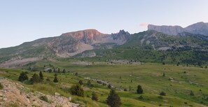 Un paisaje montañoso con cielo despejado.