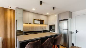 Apartamento básico | Cozinha privada | Talheres/pratos/utensílios de cozinha