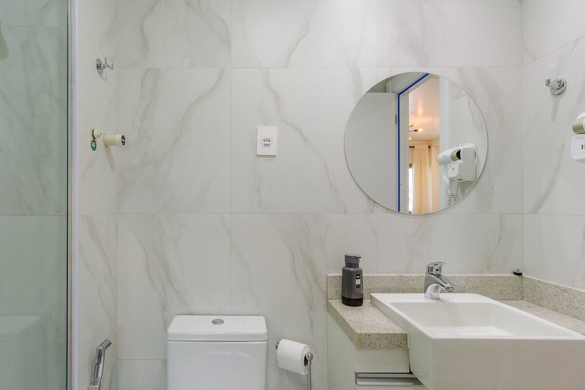 Basic Apartment | Bathroom | Bathtub