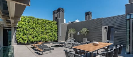 Basic Apartment | Outdoor dining