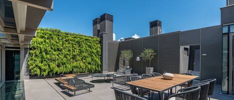 Basic Apartment | Outdoor dining