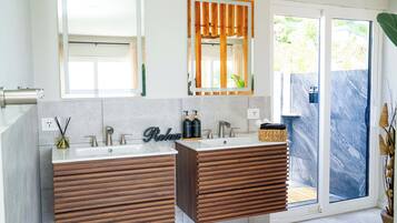 Een douche, een haardroger, handdoeken, zeep