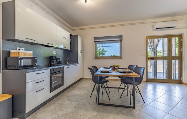 Fridge, coffee/tea maker