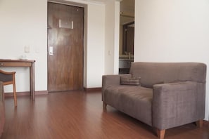 Standard Double Room | Living area - Hotel Ilar Corferias & Convention Center (Bogotá)