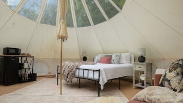 1 bedroom, bed sheets