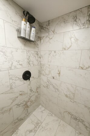 Douche, sèche-cheveux, serviettes fournies