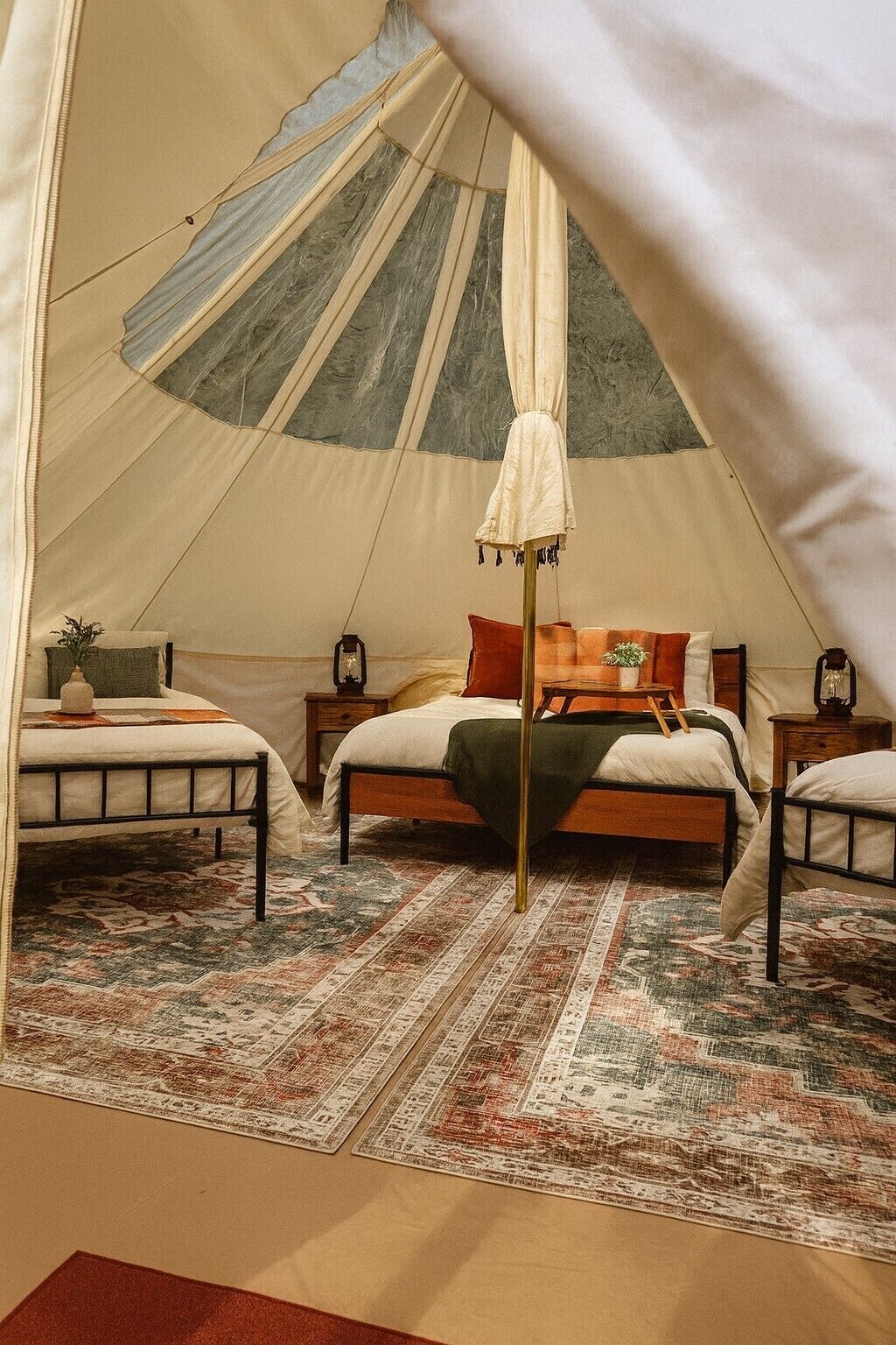 1 bedroom, bed sheets