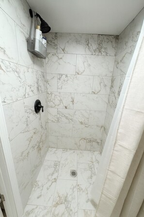 Douche, sèche-cheveux, serviettes fournies