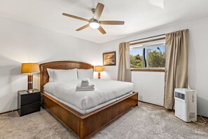 4 bedrooms, iron/ironing board, travel cot, WiFi - 4 Bed Flagstaff Townhome | Grill | Patio (Flagstaff)