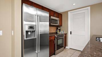 Condo (1 Bedroom) | Private kitchen | Microwave, oven, dishwasher, coffee/tea maker
