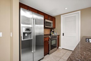 Condo (1 Bedroom) | Cocina privada | Microondas, horno, lavavajillas y cafetera y tetera 
