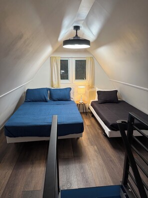 4 Schlafzimmer, Zimmersafe, Schreibtisch, Bügeleisen/Bügelbrett