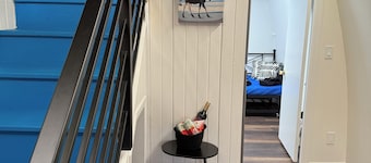 Beachy Keen 2 steps away from lake where rustic meets charm. Pet friendly.