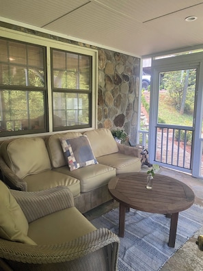 Living area - Grand Times on Lake Rabun (Lakemont)