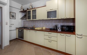 Réfrigérateur, four, plaque de cuisson, cafetière/bouilloire
