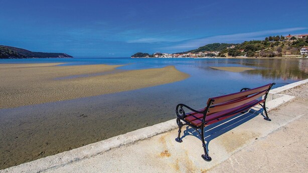 A bench by a calm body of water with clear skies. - Pet friendly apartment in Kampor with WiFi (Kampor)