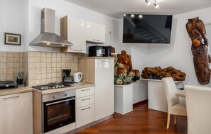 Réfrigérateur, four, plaque de cuisson, cafetière/bouilloire