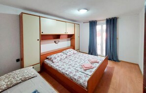 1 bedroom, free WiFi, bed sheets