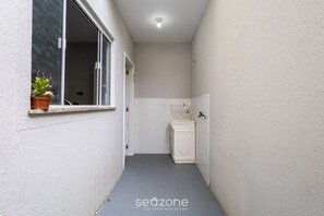 Basic Apartment | Bathroom