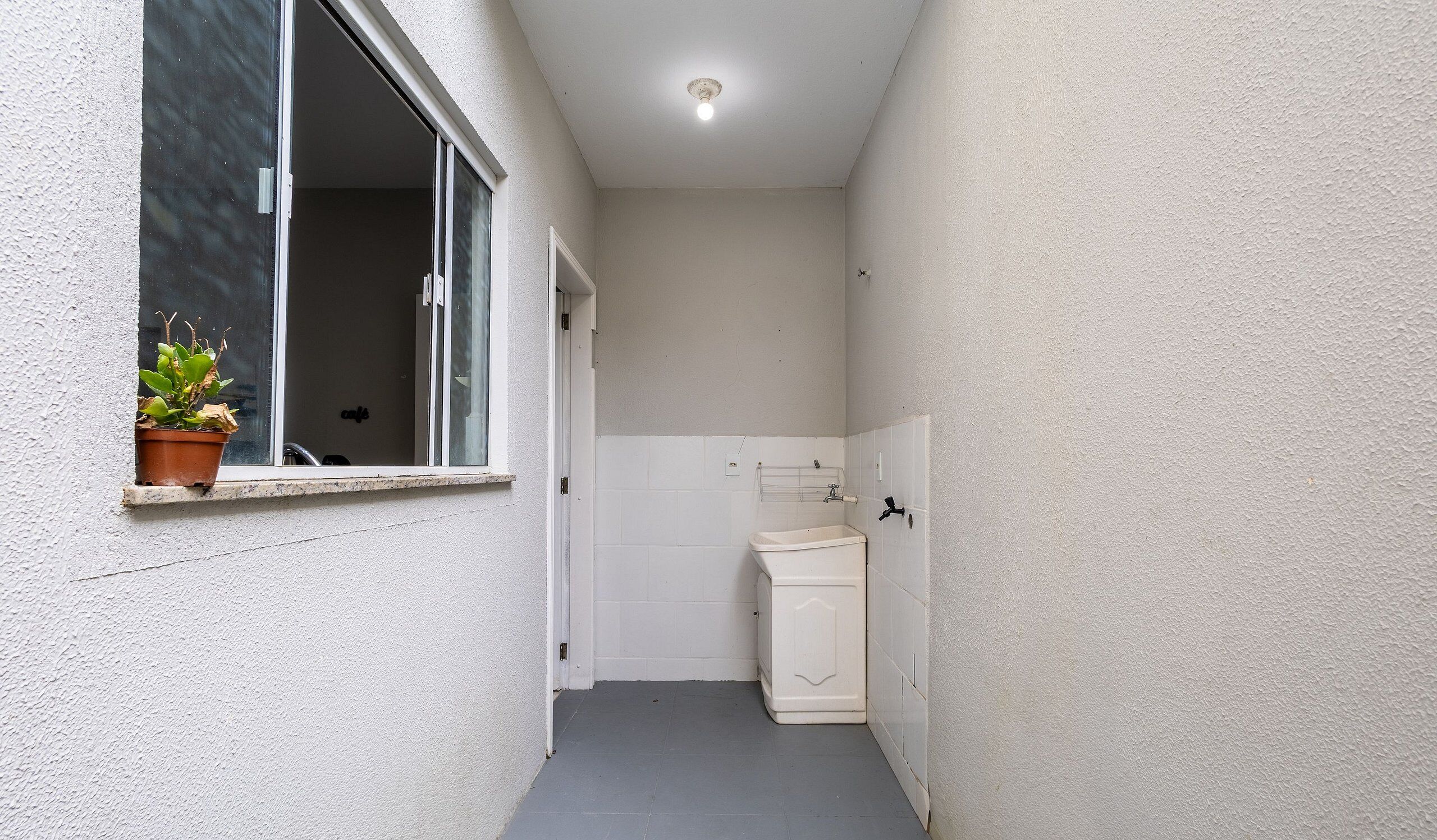Basic Apartment | Bathroom