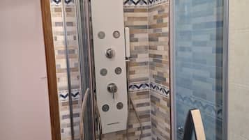 Doccia, asciugacapelli, bidet, asciugamani